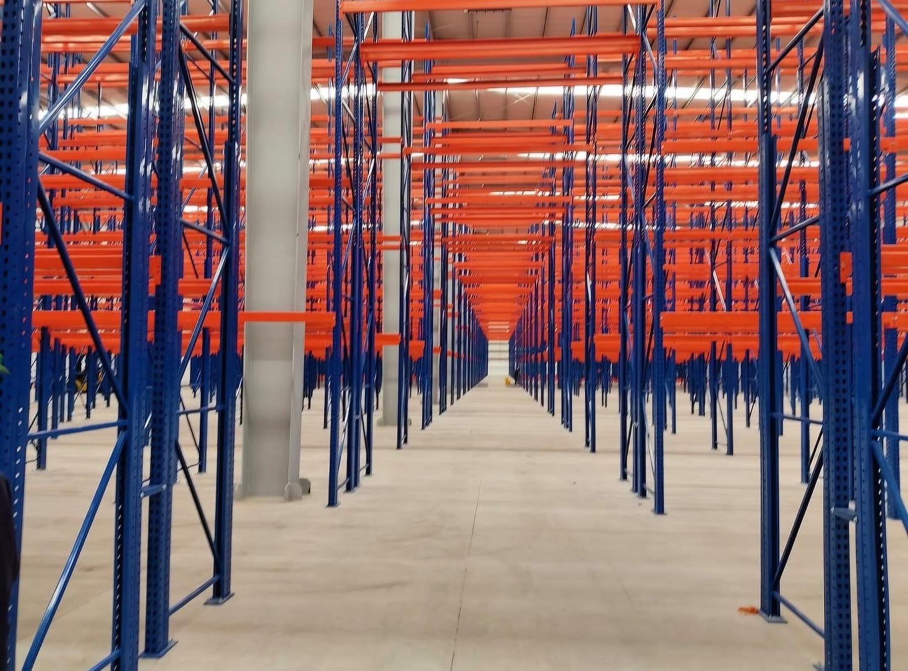 Nave industrial con racks instalados por SEVEN