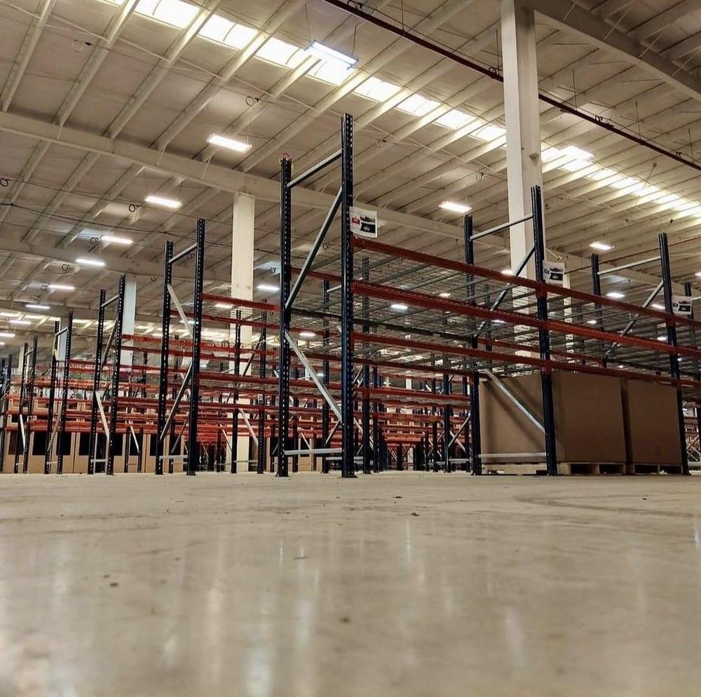 Centro de distribución con racks instalados